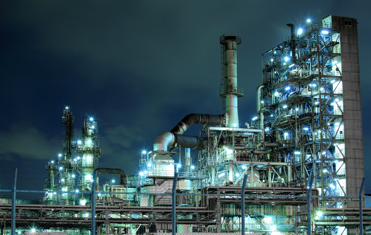 Fotografía de referencia de una planta industrial de noche; no representa instalaciones propias